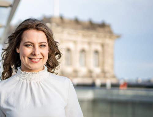 Flüchtlingsgipfel: Interview mit Schirmfrau Jamila Schäfer